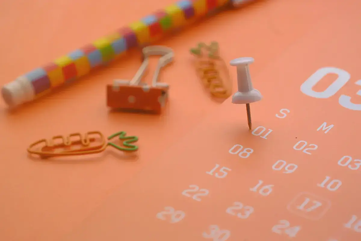 05-1200px-hr calendar